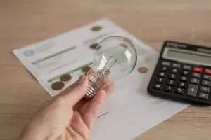 Estafa telefónica tras apagón eléctrico, con falsos agentes de compañías de luz ofreciendo descuentos del 20% para robar datos bancarios, advertencia de FACUA en España y Portugal.