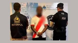 Policía Federal detiene al “rompecorazones” nigeriano en el aeropuerto de Ezeiza por estafas virtuales internacionales.
